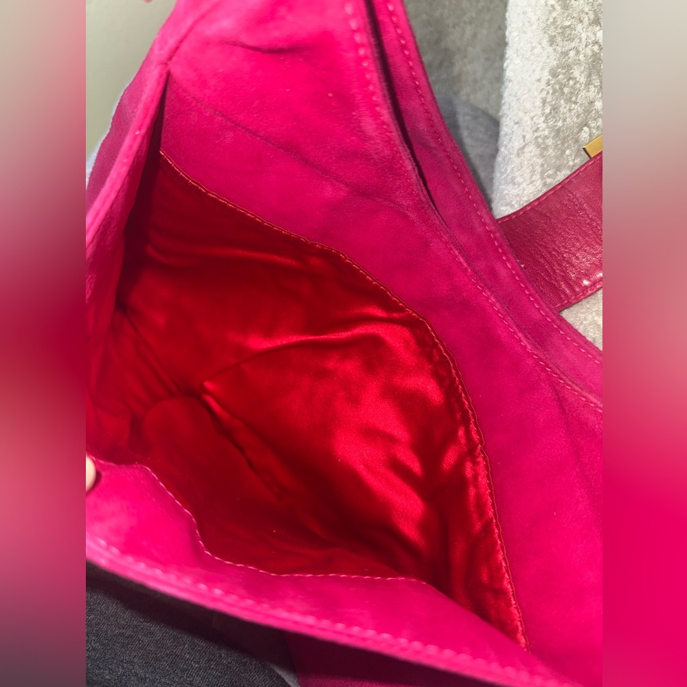 Fendi mamma baguette shoulder hobo bag in pink suede with glittery FF buckle - Picture 14 of 16